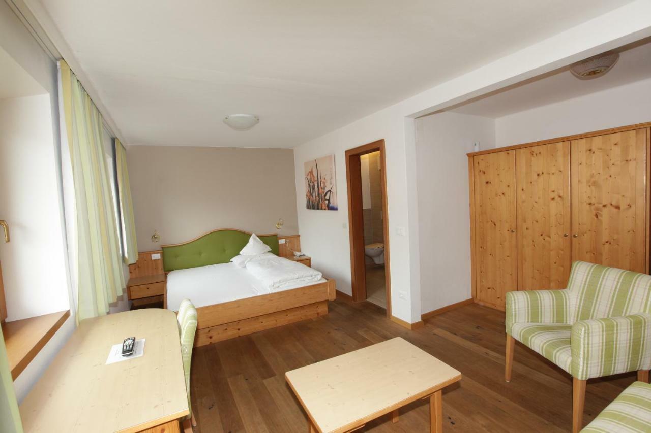 Hotel Goldener Adler Curon Venosta Dış mekan fotoğraf